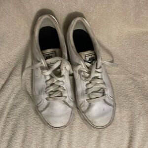 Woman’s Nike Low Sneakers